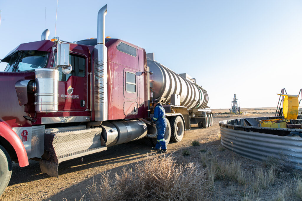 Streamline fluid hauling service truck